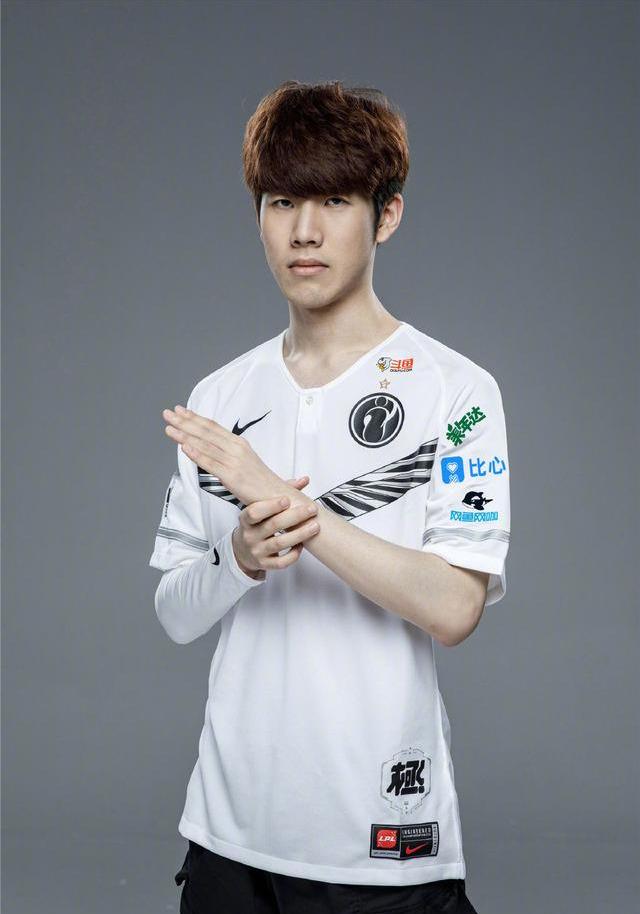 在今日对战RNG的第一局比赛中，在大龙团战敌方先手发难寒冰射出大招击中Beichuan